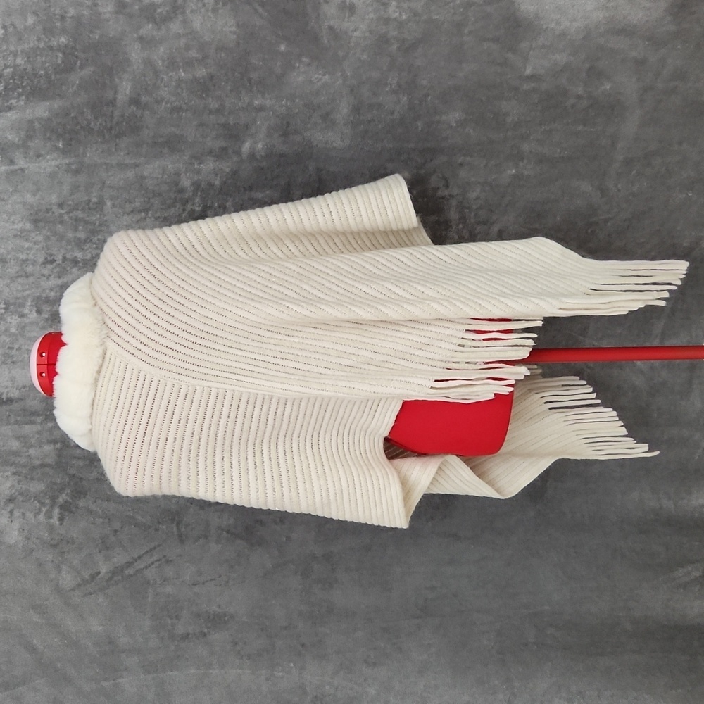 Ana & Rose cream colored poncho sweater with fur collar - Picture 4 of 9